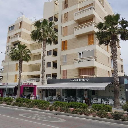 Haig'S Dream Flat On The Beach Larnaca Extérieur photo