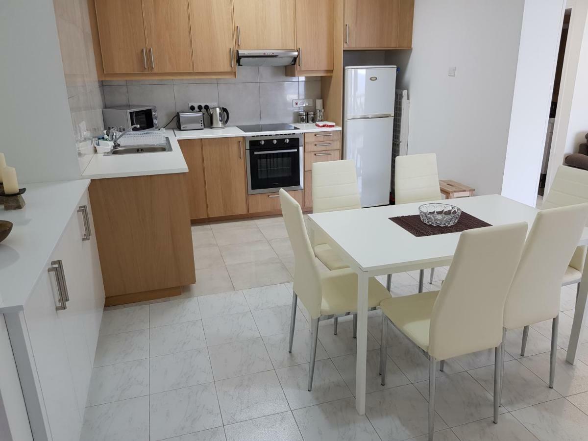 Haig'S Dream Flat On The Beach Larnaca Extérieur photo