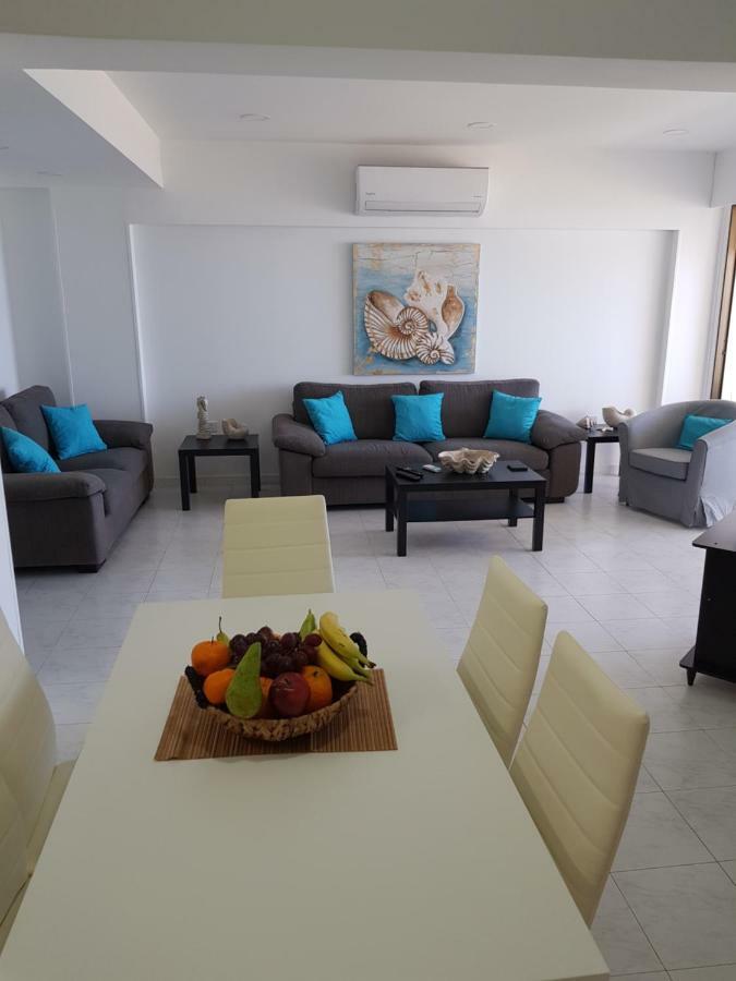 Haig'S Dream Flat On The Beach Larnaca Extérieur photo