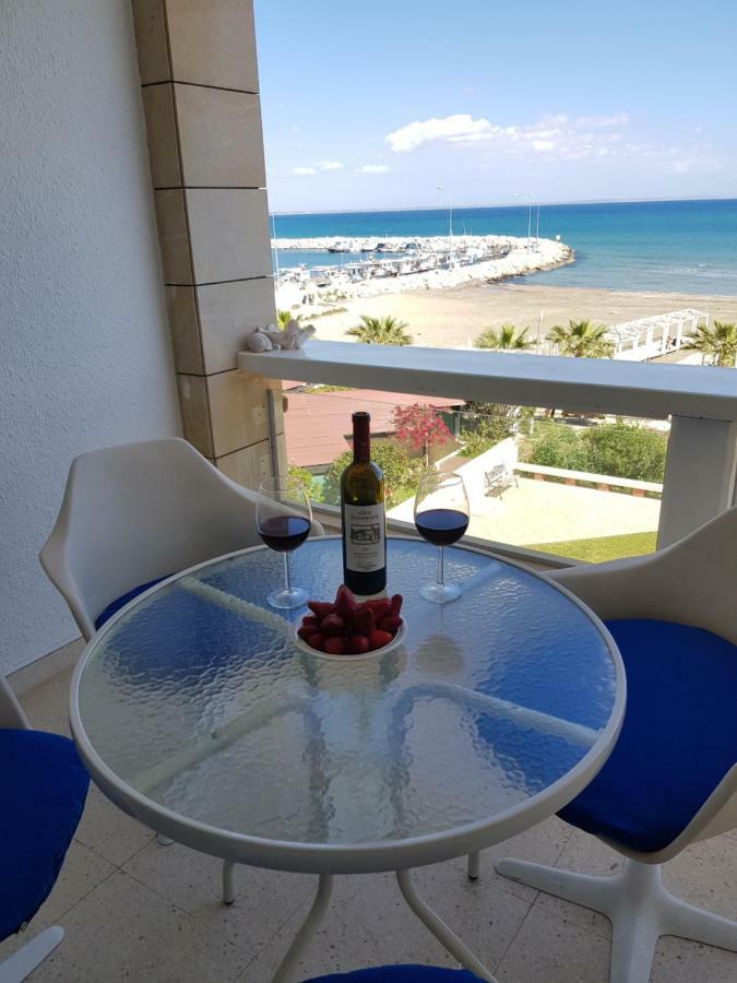Haig'S Dream Flat On The Beach Larnaca Extérieur photo