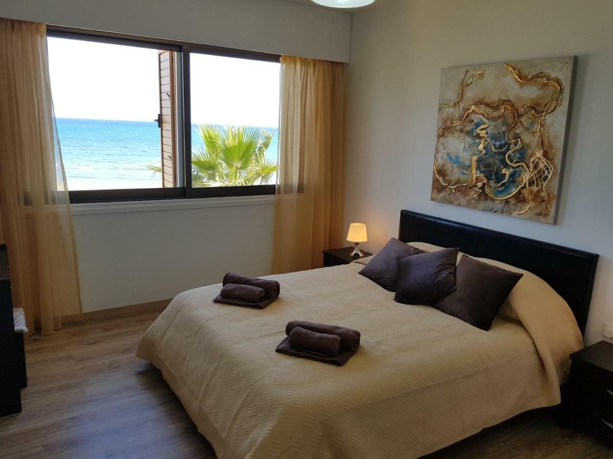 Haig'S Dream Flat On The Beach Larnaca Extérieur photo