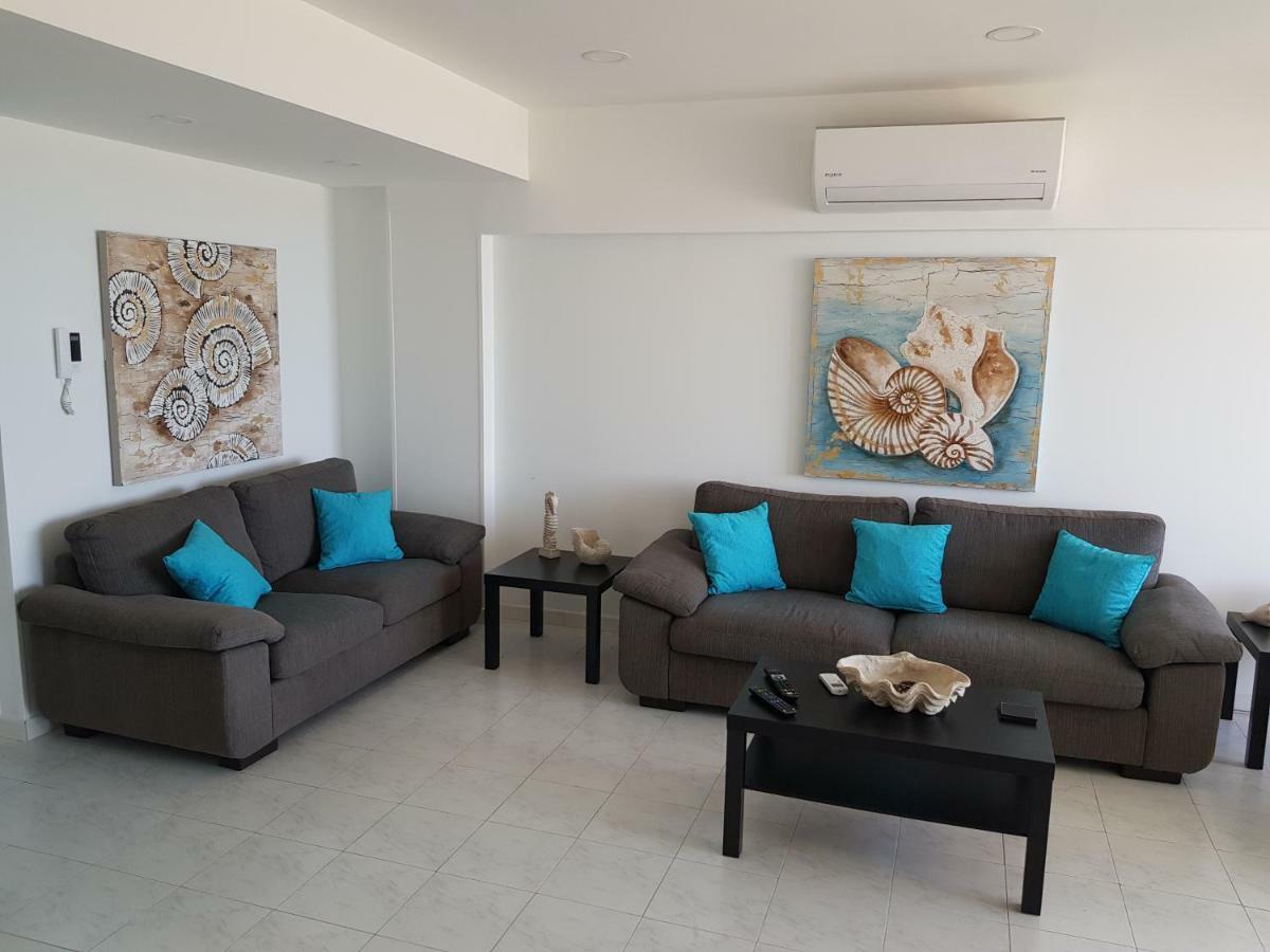 Haig'S Dream Flat On The Beach Larnaca Extérieur photo