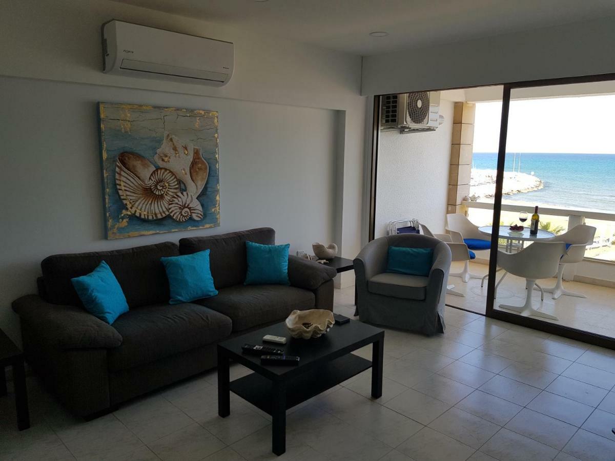 Haig'S Dream Flat On The Beach Larnaca Extérieur photo