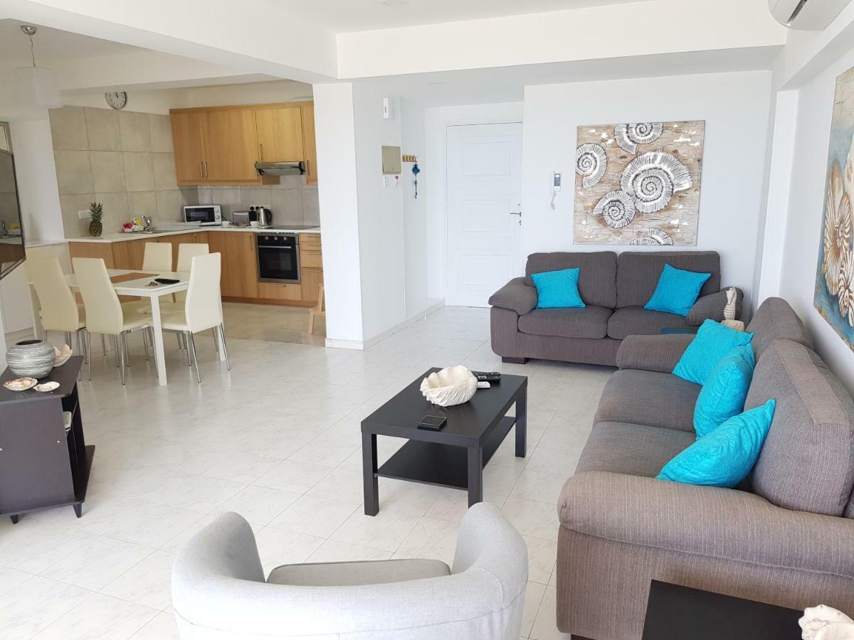 Haig'S Dream Flat On The Beach Larnaca Extérieur photo