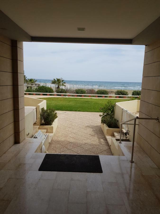 Haig'S Dream Flat On The Beach Larnaca Extérieur photo