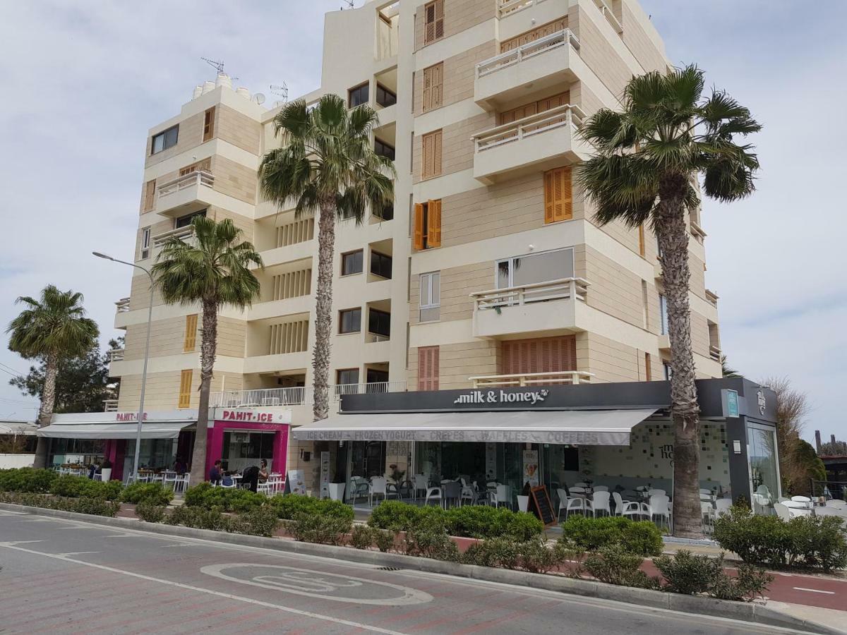 Haig'S Dream Flat On The Beach Larnaca Extérieur photo