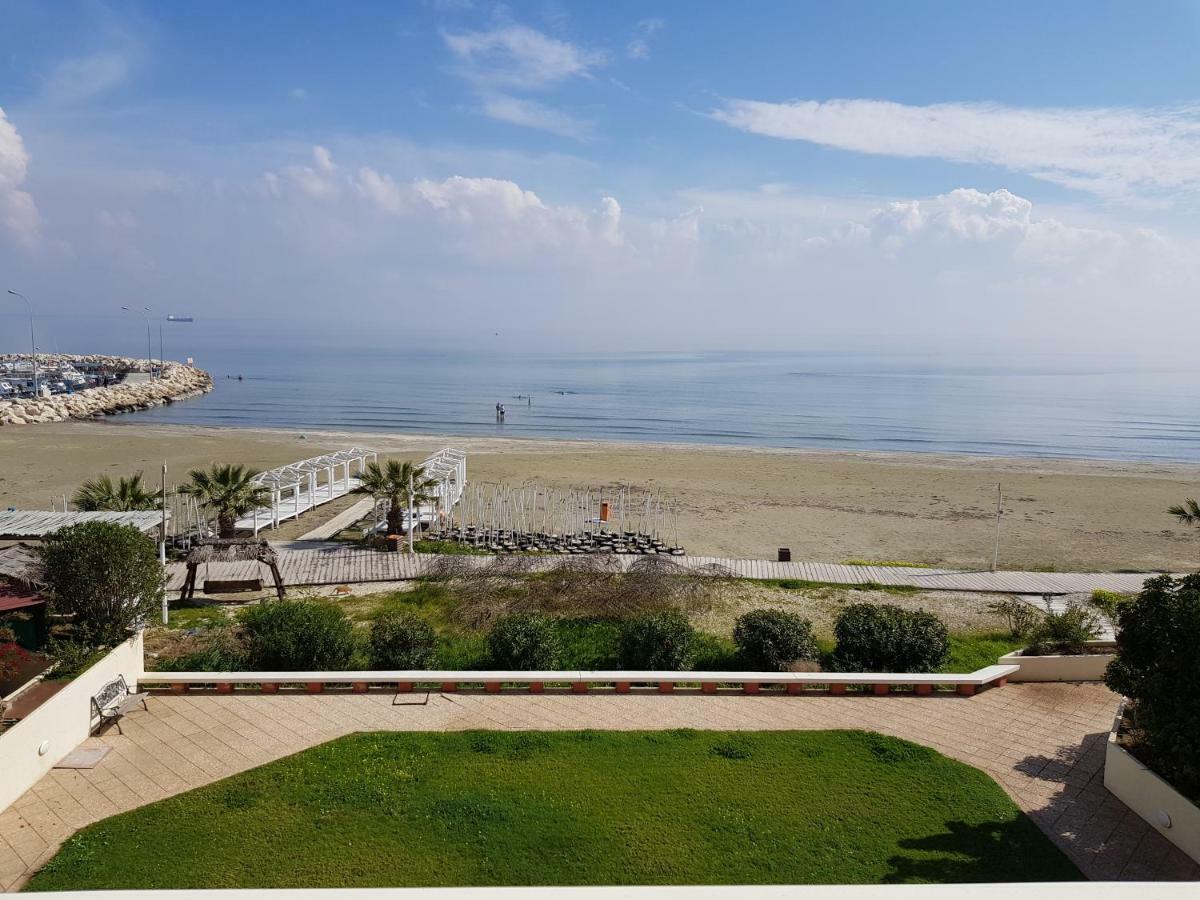 Haig'S Dream Flat On The Beach Larnaca Extérieur photo