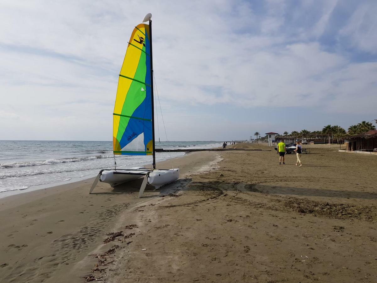 Haig'S Dream Flat On The Beach Larnaca Extérieur photo